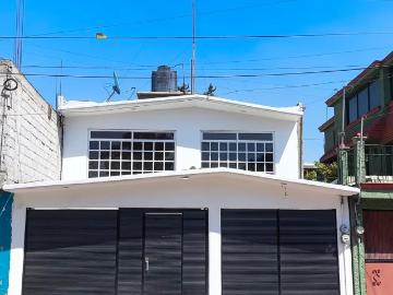 CASA EN VENTA JARDINES DE MORELOS SECCIÓN RIOS, SOBRE AV. 2 NIVELES 3 REC ESTC. 3 AUTOS, 2 BAÑOS