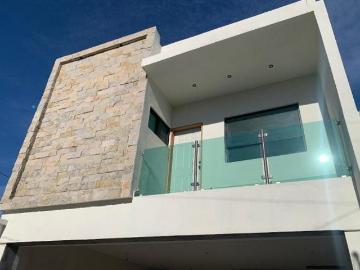CASA EN VENTA LA FAMA SANTA CATARINA