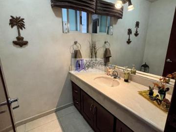 CASA EN VENTA LA RIOJA ZONA SUR CARRETERA NACIONAL MONTERREY
