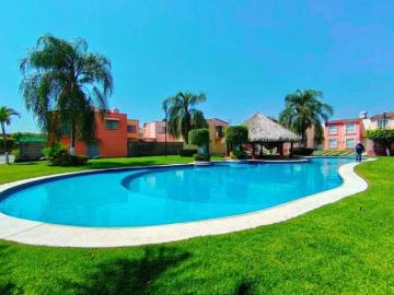 CASA EN VENTA LAS GARZAS AL SUR DE CUERNAVACA CON ALBERCA Y VIGILANCIA