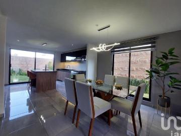 CASA EN VENTA LOMAS DE ANGELOPOLIS III CON PISCINA Y CASA CLUB