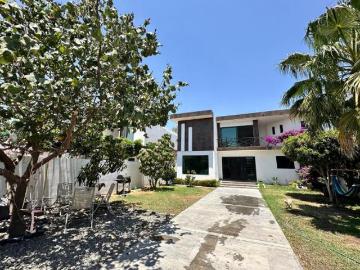Casa en venta Lomas de Comanjilla, 5 recámaras, jardín, cerca de Puerto Interior