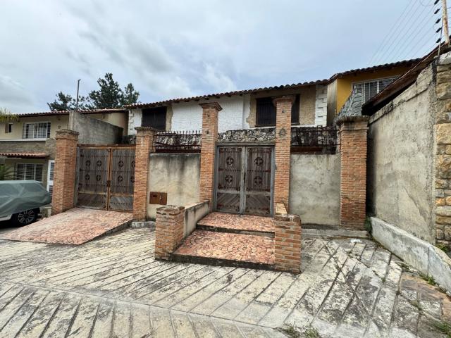 Casa en Venta para remodelar Ubicada en la Urb. Bosque Valle