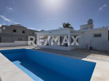 Casa en venta primera fila de playa, de una planta y alberca, Chuburna Puerto