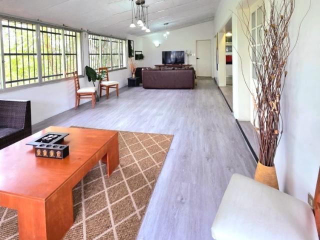 Casa en venta remodelada Urb Los Castores San Antonio de Los Altos