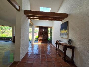 casa en venta con amplio jardín frontal y trasero en un nivel