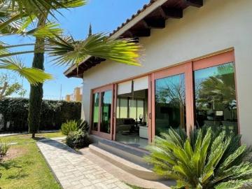 Casa en VENTA residencial en un nivel en zona sur con alberca