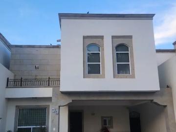 Casa en Venta, en Senderos con Terraza y Alberca