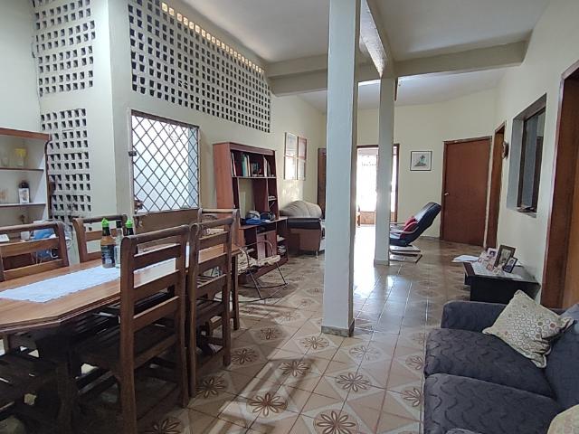 Casa en Venta Sector Santa Rosa a 1/2 cuadra de la Av Las Ferias C185