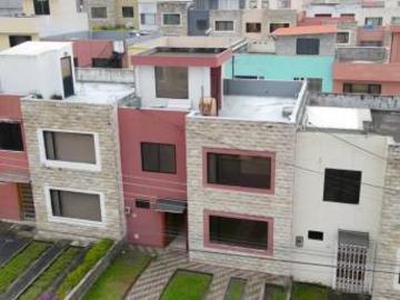 Casa en venta terraza conj seguro piscina Sangolqui