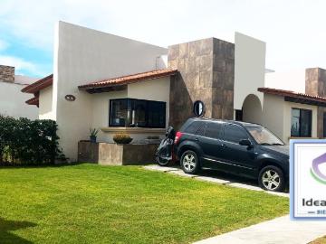 Casa en Venta en Tequisquiapan, Fraccionamiento Privado y Amplio Jardin
