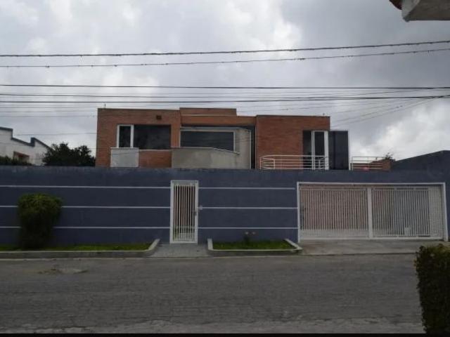 Casa en Venta: Urb. Club de Campo, San Antonio de Los Altos