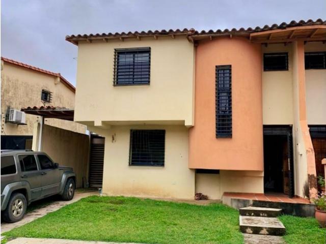 CASA EN VENTA URB. PARQUE CHORONI AV. INTERCOMUNAL CABUDARE