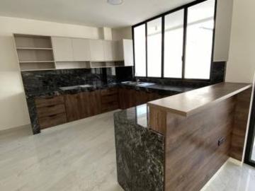 Venta de Casa, Urbanización El Condado Vicolinci, 5 Habitaciones, Av. Leon Febres Cordero V.B