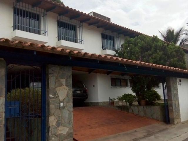 CASA EN VENTA PRADOS DEL ESTE, calle cerrada. T:1200m2, C:650m2