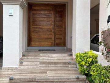 Casa en venta Villa California estilo Sacramento | Remodelada