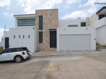 CASA EN RENTA CAÑADA DEL REFUGIO, 4 RECAMARAS Y AMPLIOS ESPACIOS