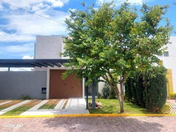 Casa en venta, 3 recámaras estudio, esquina, jardín, Camino Real a Cholula, Puebla