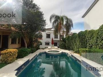 CASA EN VENTA 4 REC. CON AMPLIO JARDIN Y ALBERCA