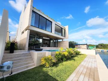 Casa en Venta, 4 Recámaras, Roof Top, Piscina, Frente a Canal, La Laguna Puerto Cancún