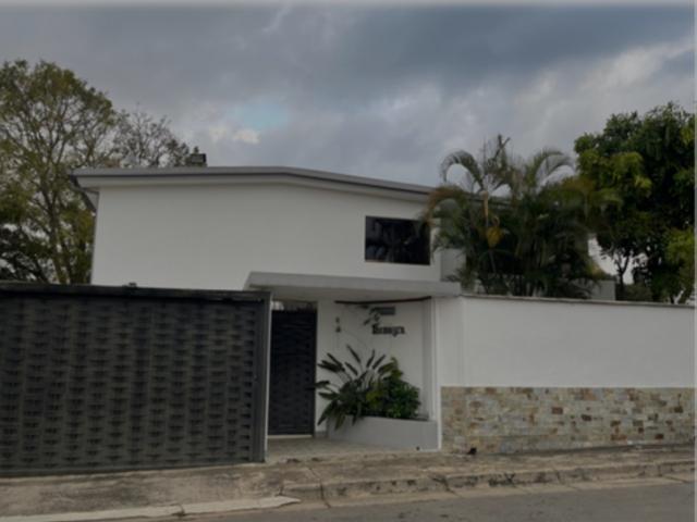 Casa en venta 583 m² Cumbres de Curumo