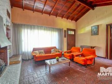 Casa en Venta 5 ambientes con dependencia, baño y toilette, cochera. 2 c/Avenida
