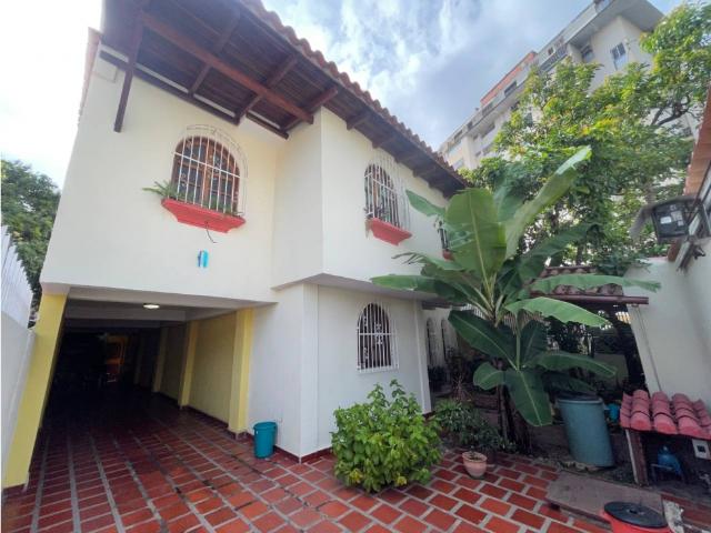 Casa en Venta 650mts 7 hab, 6 baños, 4 p/e, Urb. con doble garita