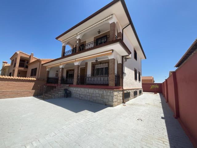 ¡Casa en Villaluenga de la Sagra por solo €389,000! ✨
