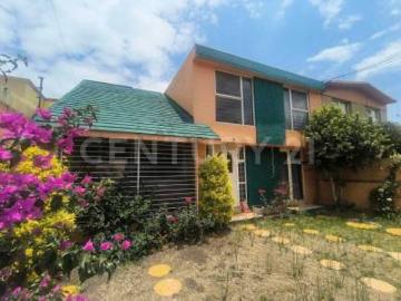 Casa en 2 niveles con jardín y patio interior en Jardines de Atizapán