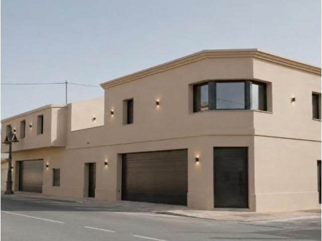 CASA ENORME CON MUCHO POTENCIAL EN LA AVENIDA PRINCIPAL DE GRANJA DE ROCAMORA