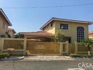 Casa Espaciosa de 3 Dormitorios en Villas del Golf, Chitré