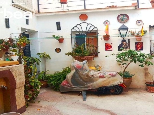 Casa esquina de 2 plantas con patio central en la zona de la Trinidad