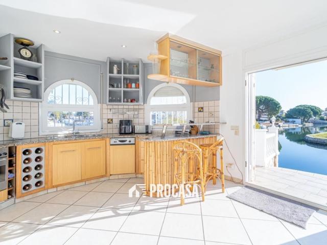 Casa esquinera al canal con dos amarres y vistas inmejorable. 143m² Empuriabrava