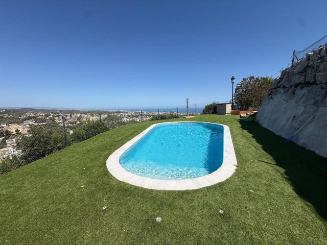 Casa esquinera con vistas al mar y lista para vivir