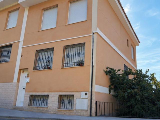 Casa esquinera con zona polivalente y garaje doble