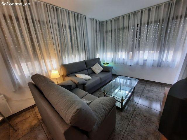 Casa esquinera, de 3 dormitorios, terraza, azotea. Dispone de 2 locales comenrciales. MUY CÉNTRICA