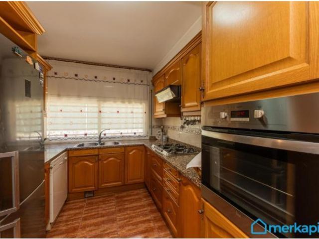 CASA ESQUINERA EN ZONA INMEJORABLE EN VILADECANS