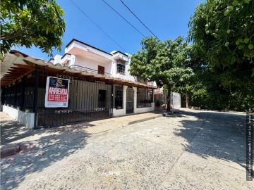 Casa esquinera en arriendo Urb Nevada sector Sierra Adentro