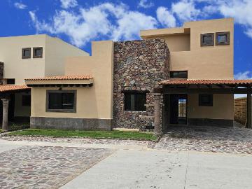 Casa estilo Toscano 2 niveles, frente a Ventanas Club de Golf San Miguel