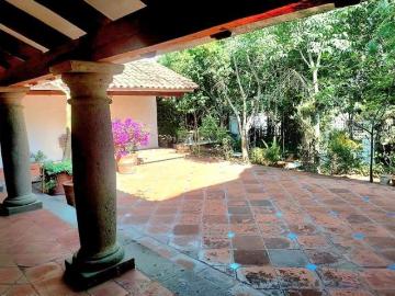 Casa estilo colonial mexicano con alberca en 987 m² – 4 Recámaras, Chimenea