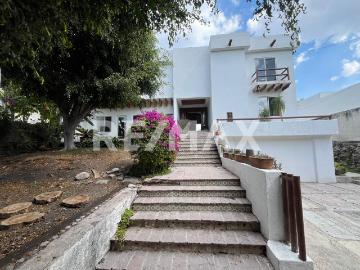 CASA ESTILO MEXICANO CONTEMPORÁNEO CON ACCESO AL CLUB DE GOLF EN VILLAS DEL MESÓN