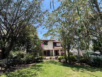 Casa estilo mexicano con gran jardín y alberca