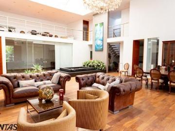 Casa Estilo Moderno con Gran Jardin y Piscina Techos Doble Altura