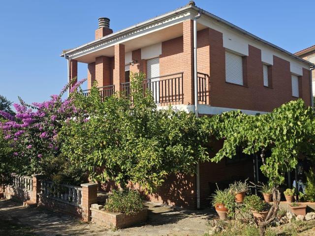 Casa familiar con gran jardín, parking, huerto y piscina en Lliçà de Vall