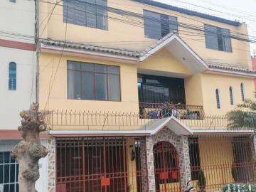 Casa Familiar de 3 pisos con 12 dormitorios