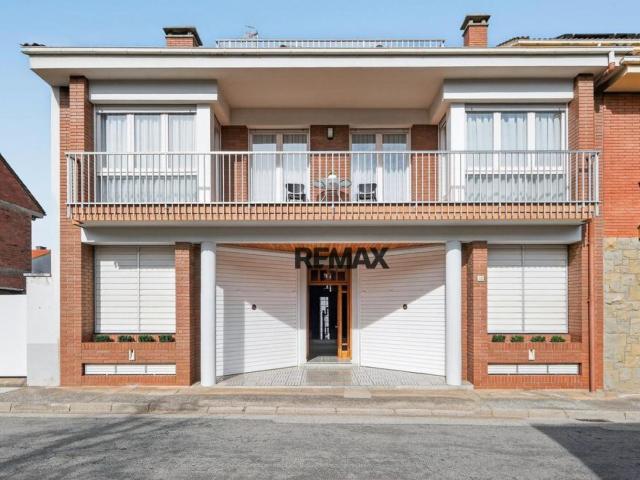 Olot | Casa pareada con amplio garaje, espacios polivalentes y posibilidad de ampliación