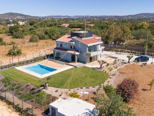 Casa Fonte Santa Moradia T4 com Vista Mar e Potencial Único de Personalização