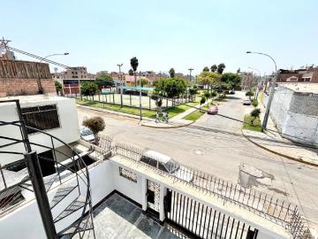 CASA FRENTA A PARQUE 3 PISOS/ 13 DORM/ A 5 MIN DE MINKA