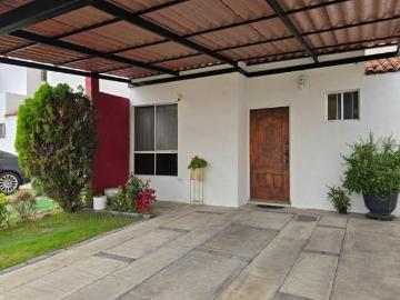 CASA FRENTE A ÁREA VERDE EN ALTUS BOSQUES
