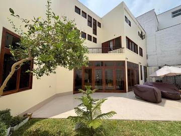 CASA FRENTE A PARQUE CON 5 DORMS EXCELENTE UBICACIÓN